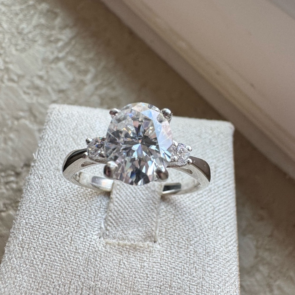 Gorgeous Oval cut moissanite ring - Picture 6 of 9